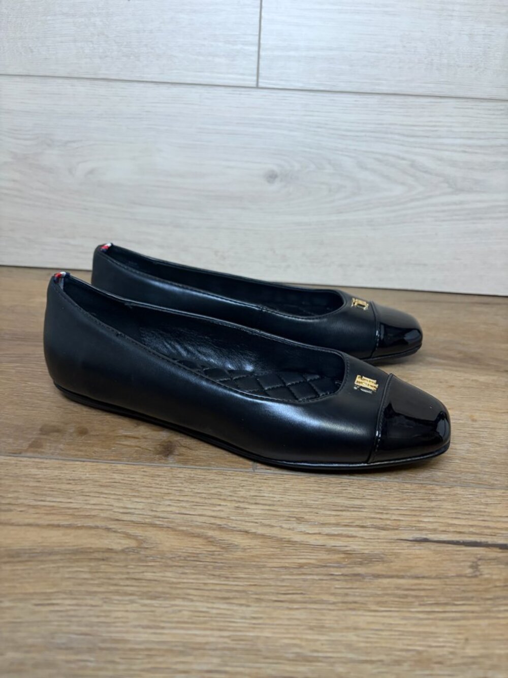 TOMMY HILFIGER Bekim Cap-Toe Flat Black Size 5.5M